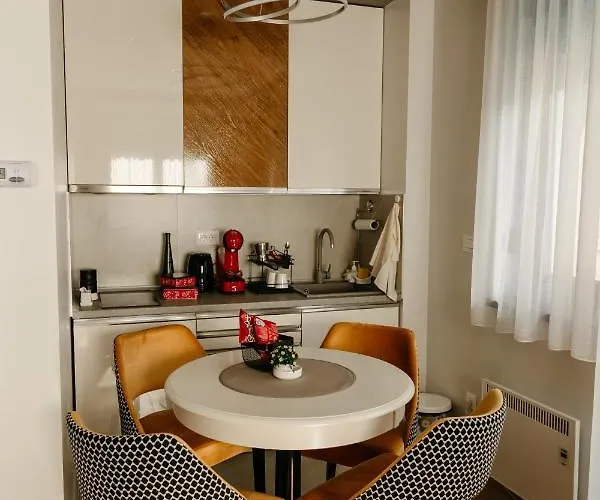 Leo Titova アパート